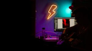 Persona davanti a una postazione video per illustrare privacy e qualità nei chat webcam dal vivo